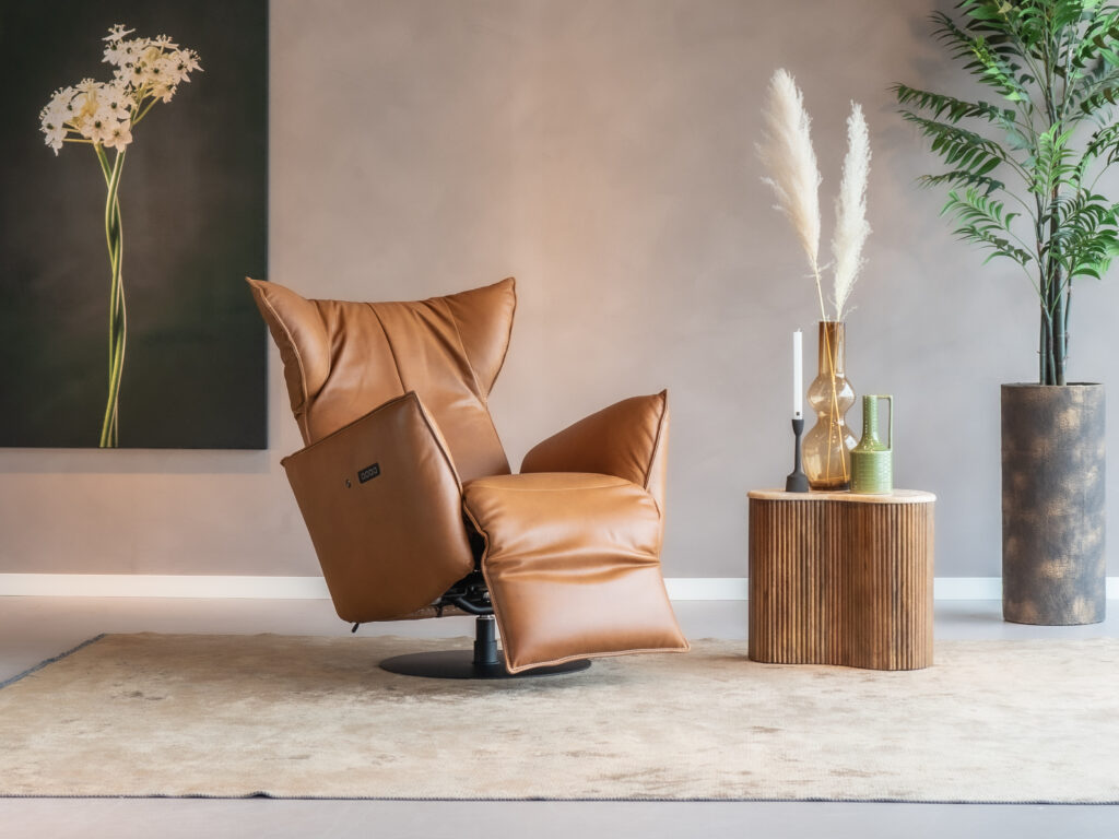 Comfortabele fauteuil in chilline cognac leer met diverse functies