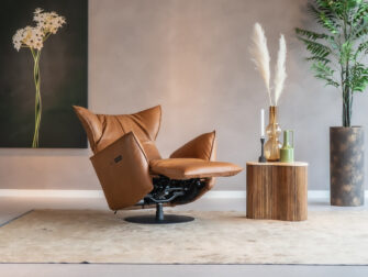 Zijaanzicht van fauteuil Delano in chilline cognac die de vorm en het ontwerp benadrukt