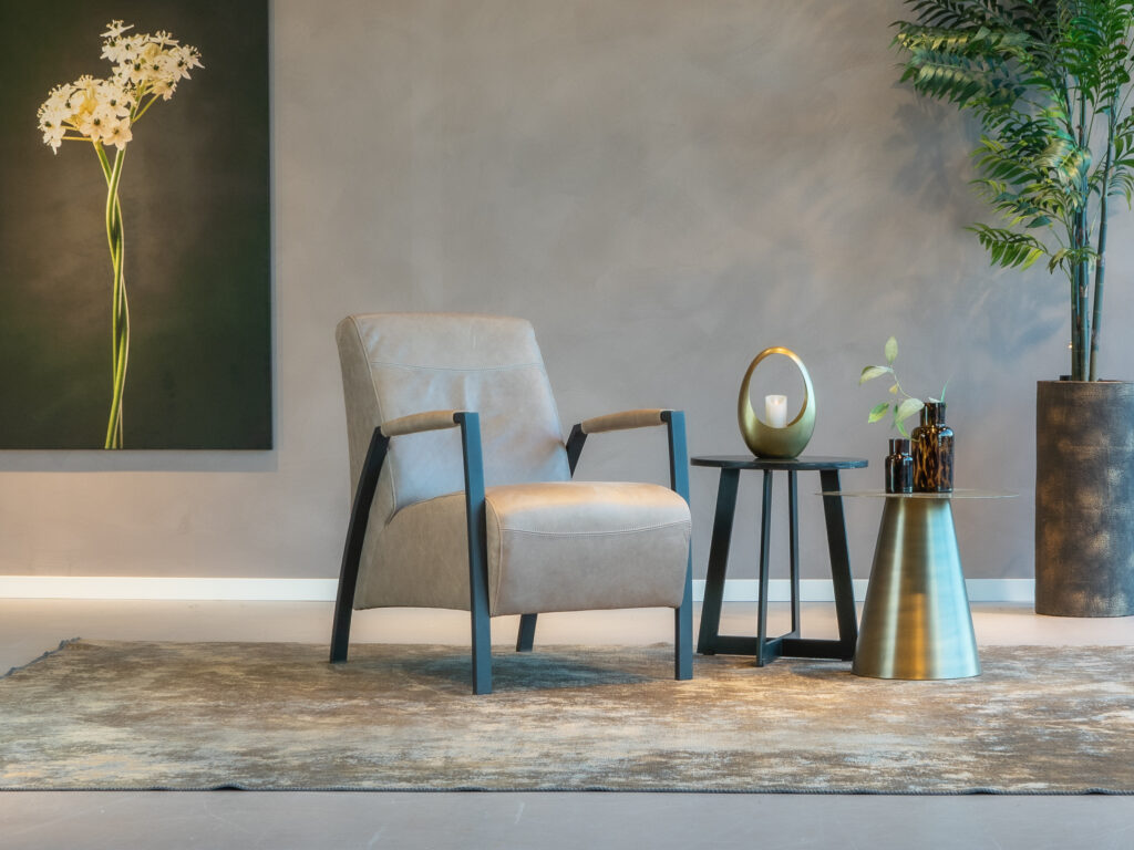 licht grijze leren fauteuil met zwart frame