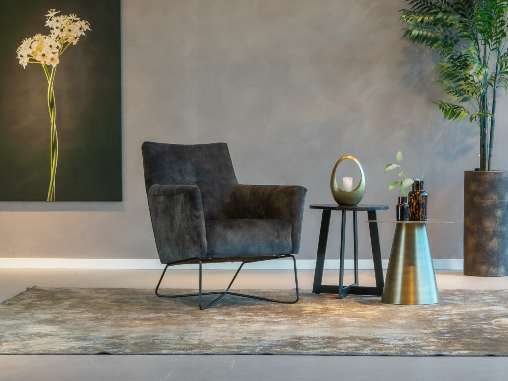 velvet grijze fauteuil met zwart onderstel