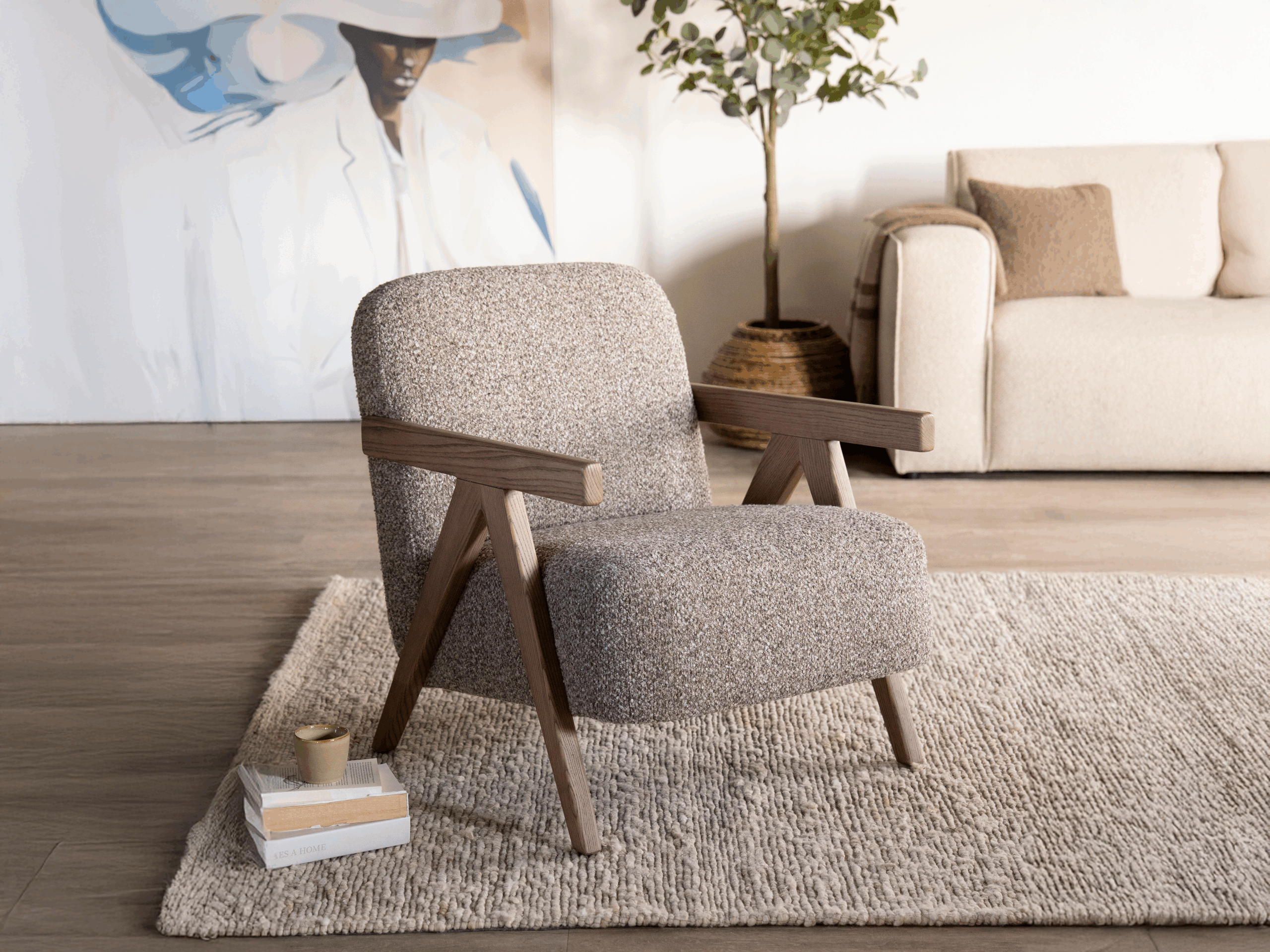 Moderne fauteuil met brede armleuningen en rijke boucléprint