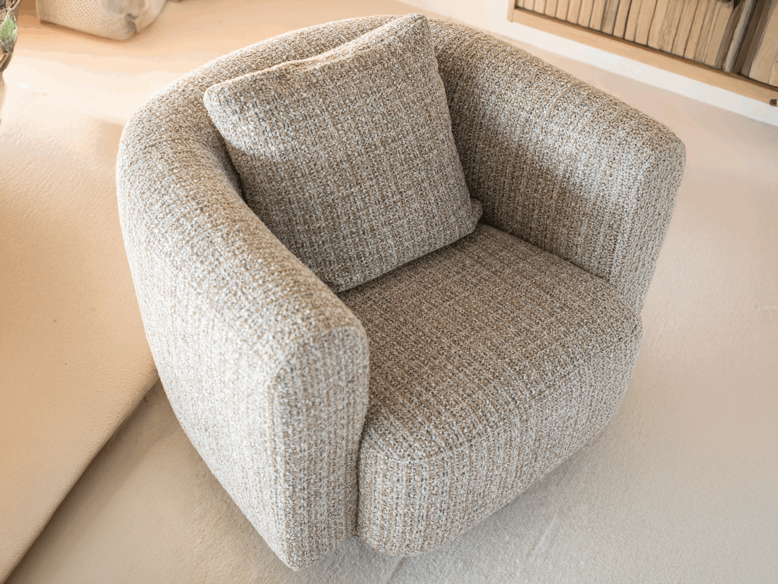 Fauteuil met brede rugleuning en volumineuze zitting in een grove textuurprint
