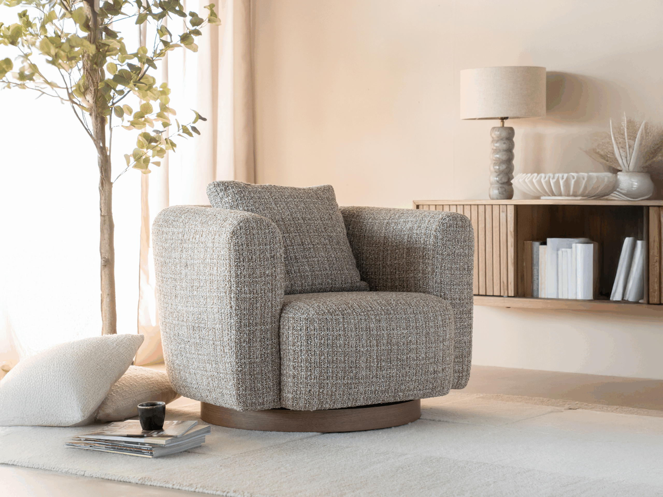 Draaifauteuil met zachte bekleding en horizontaal geweven print