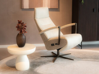 Verstelbare fauteuil met strakke lijnen en geïntegreerde bediening aan de zijkant