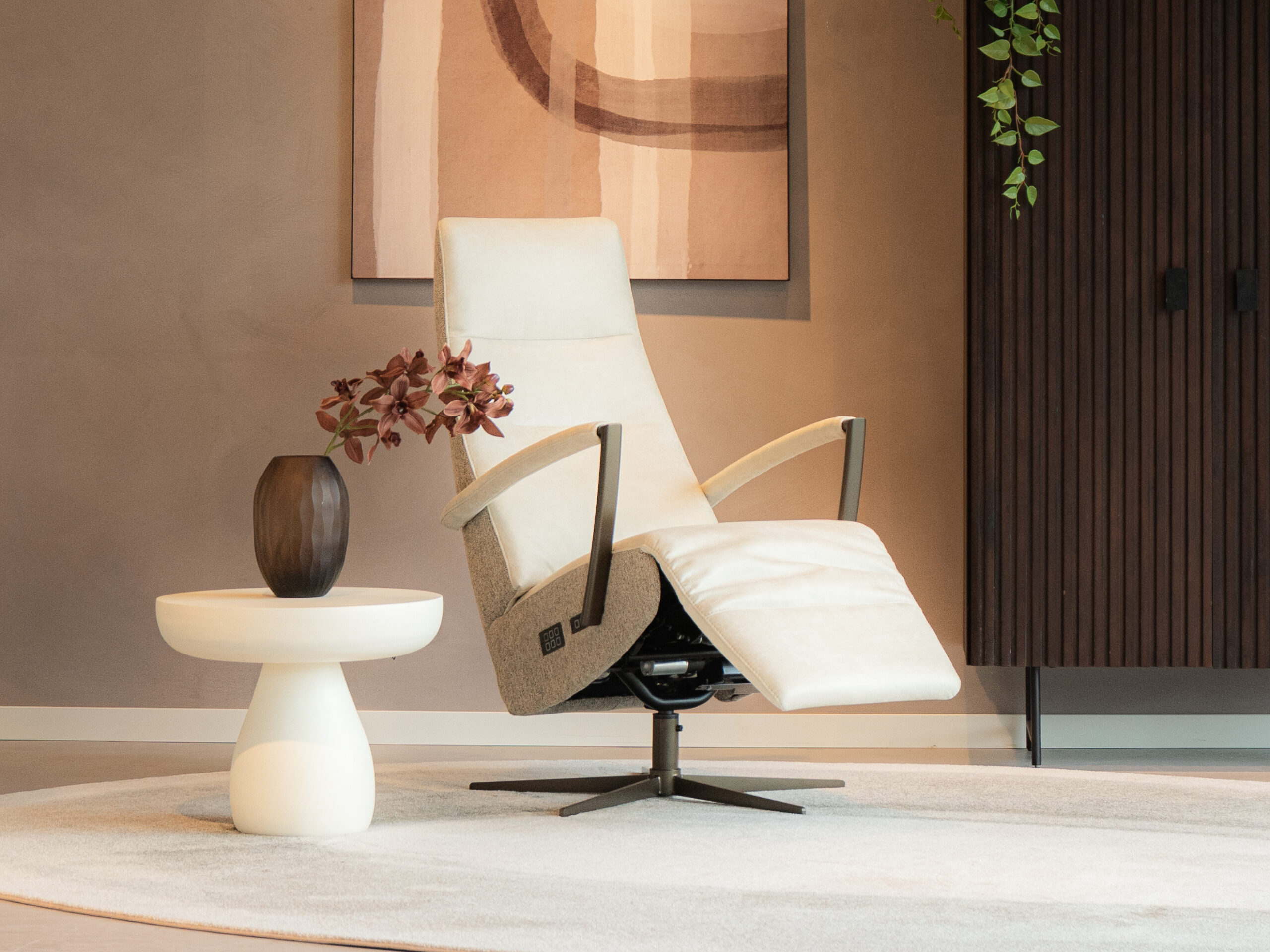 Relaxfauteuil met hoge rugleuning en elektrisch verstelbare beensteun