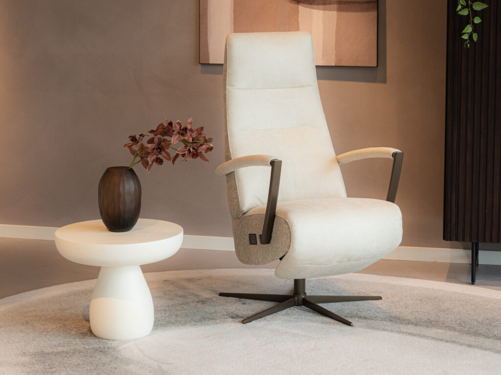 Licht beklede relaxstoel met verstelbare rug- en beendeel en gekleurde voet