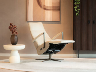 Luxe relaxstoel in lichtbeige stof met draaibare gekleurd stervoet