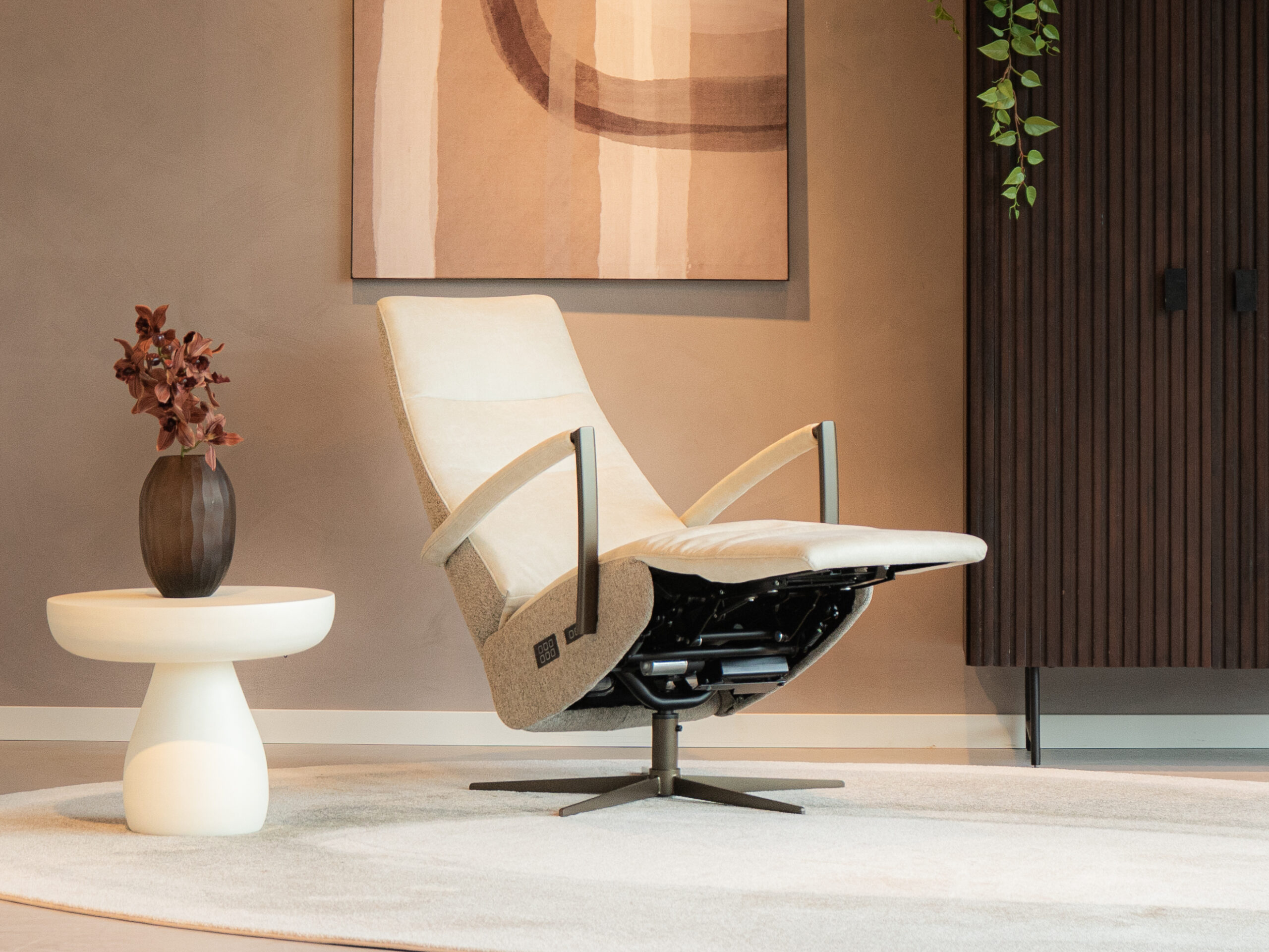 Luxe relaxstoel in lichtbeige stof met draaibare gekleurd stervoet