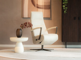 Comfortabele relaxfauteuil met moderne armleuningen en voetensteun