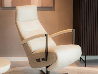 Draaibare relaxstoel met stevige zitting en hoge rug voor extra ondersteuning