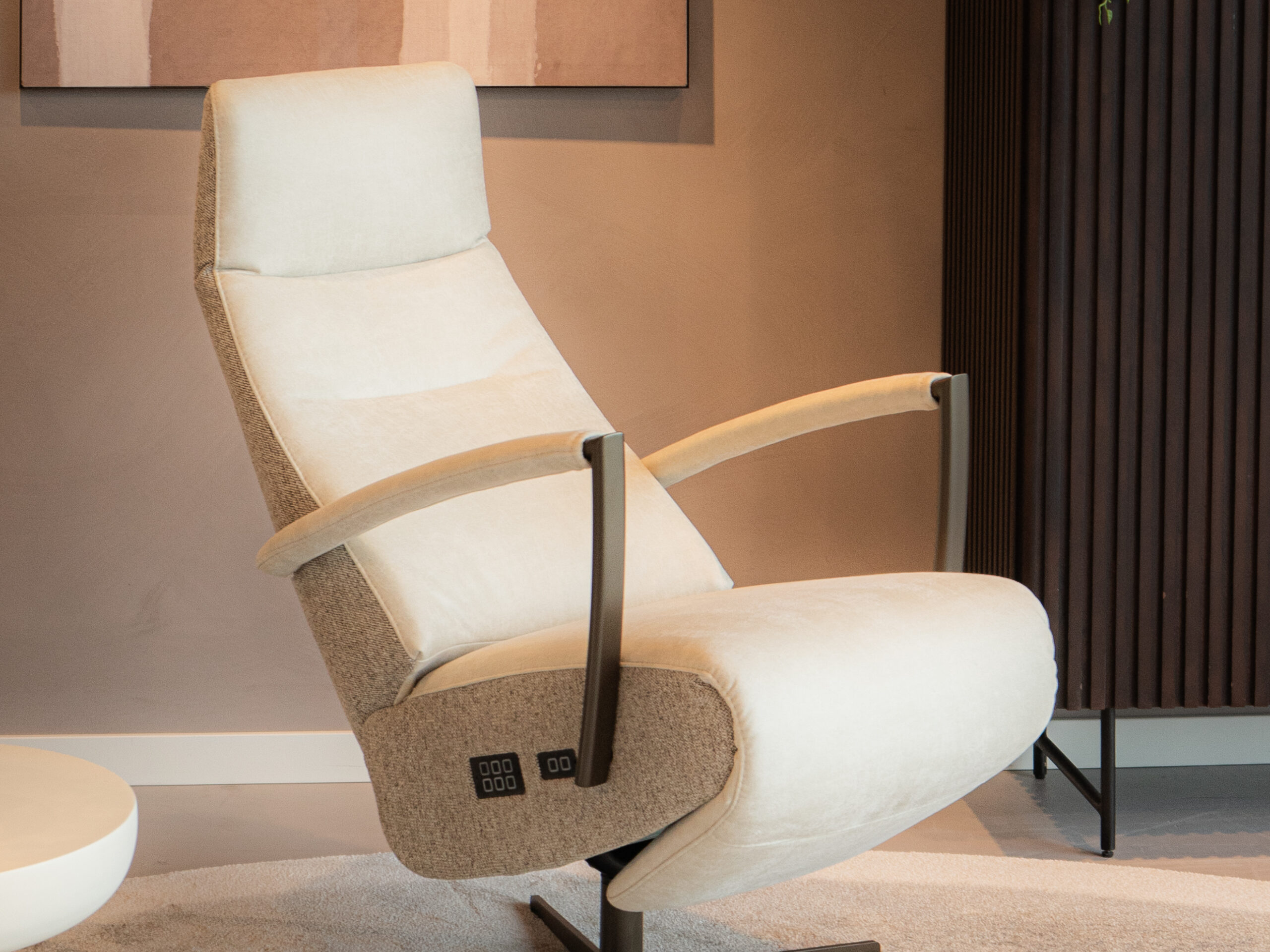 Draaibare relaxstoel met stevige zitting en hoge rug voor extra ondersteuning