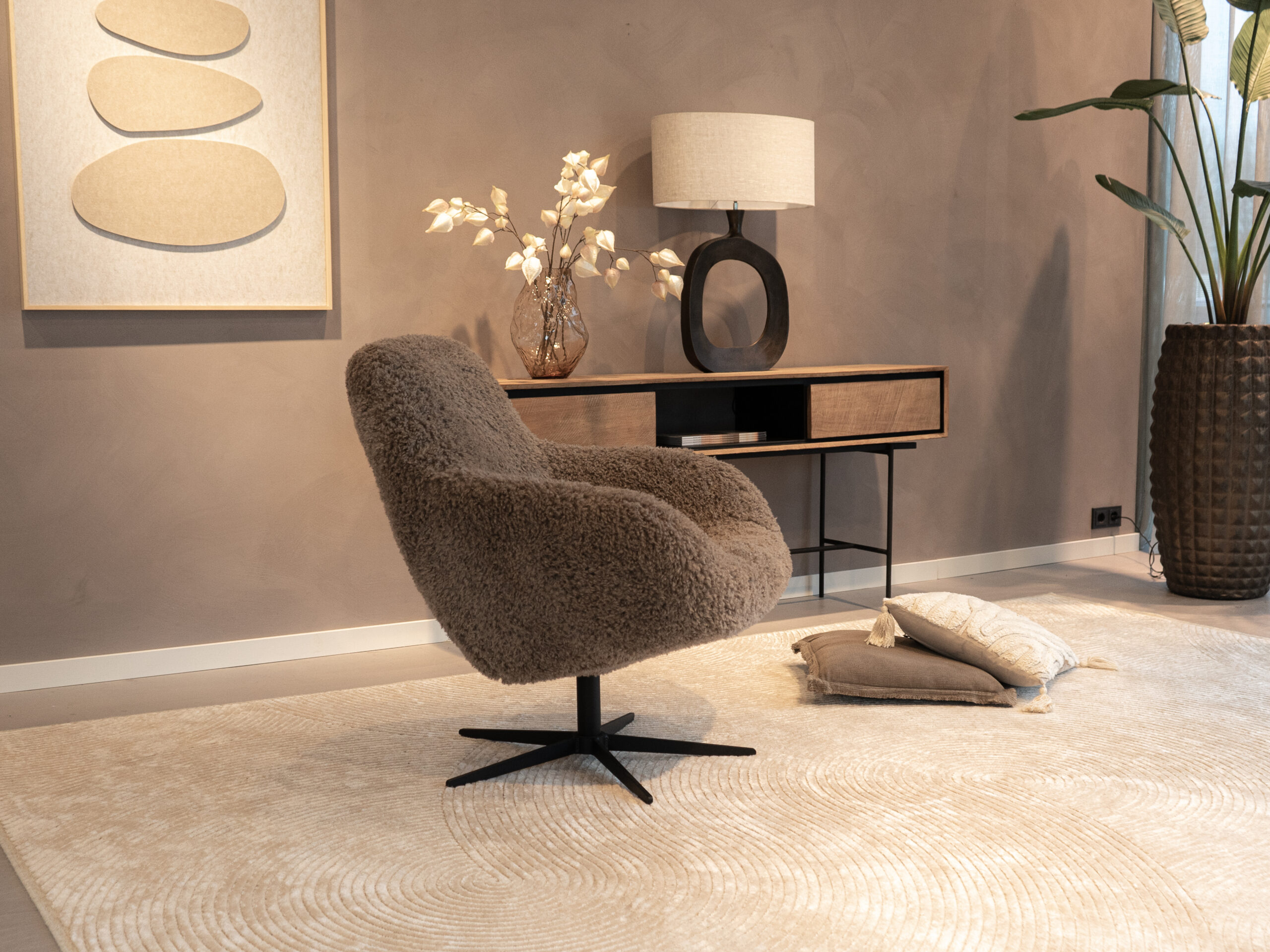 taupe kleurige fauteuil