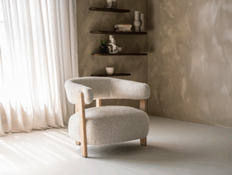 Fauteuil met brede, gewelfde zitting en houten poten