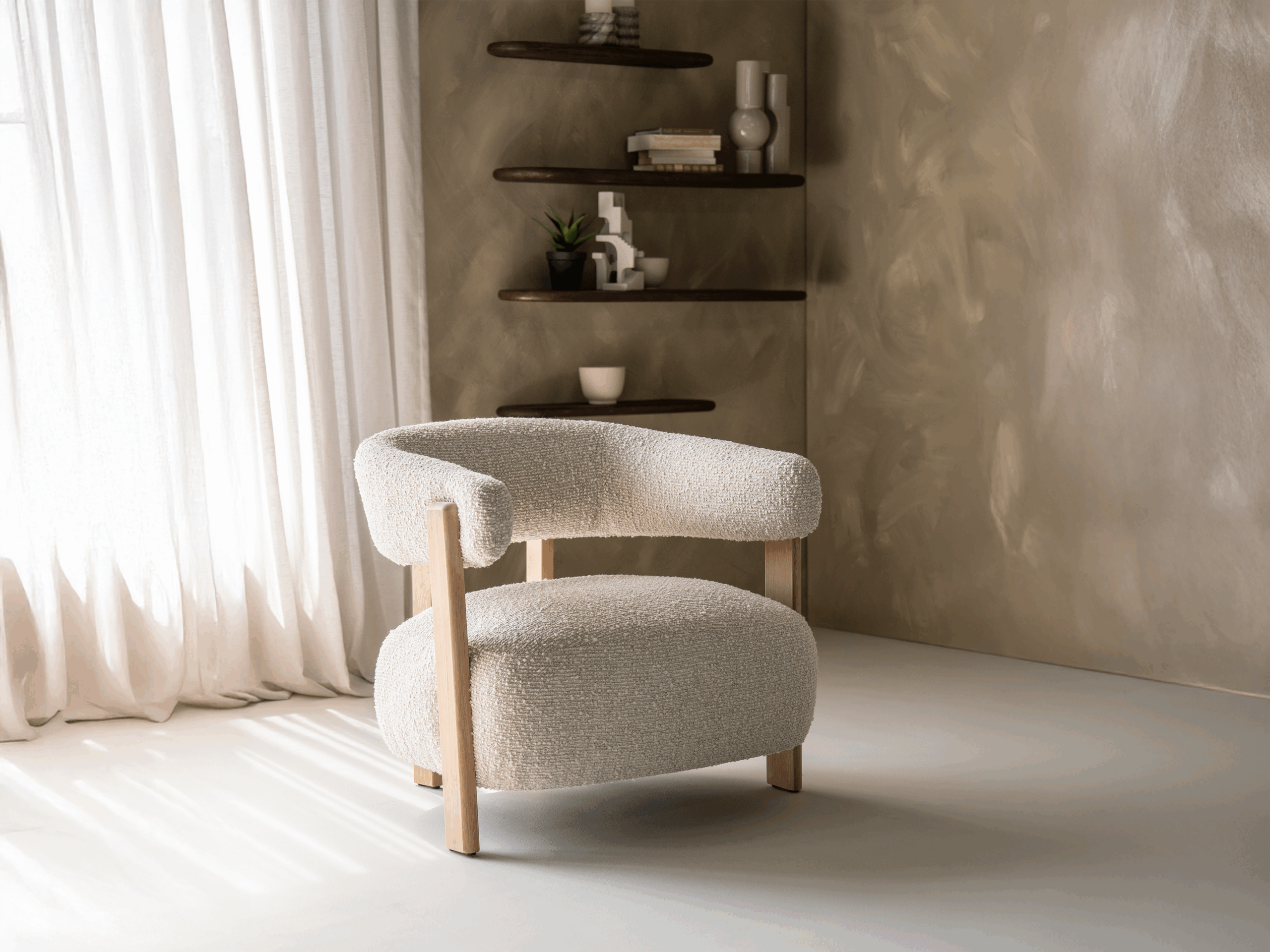 Fauteuil met brede, gewelfde zitting en houten poten