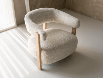 fauteuil met gebogen rugpaneel en opvallend boogdetail in het onderstel