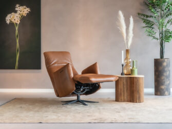 Zijaanzicht van fauteuil Loyd in chilline cognac die de diepte en het ontwerp van de stoel laat zien