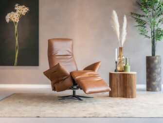 Detailopname van fauteuil Loyd in chilline cognac die de textuur en het comfort benadrukt