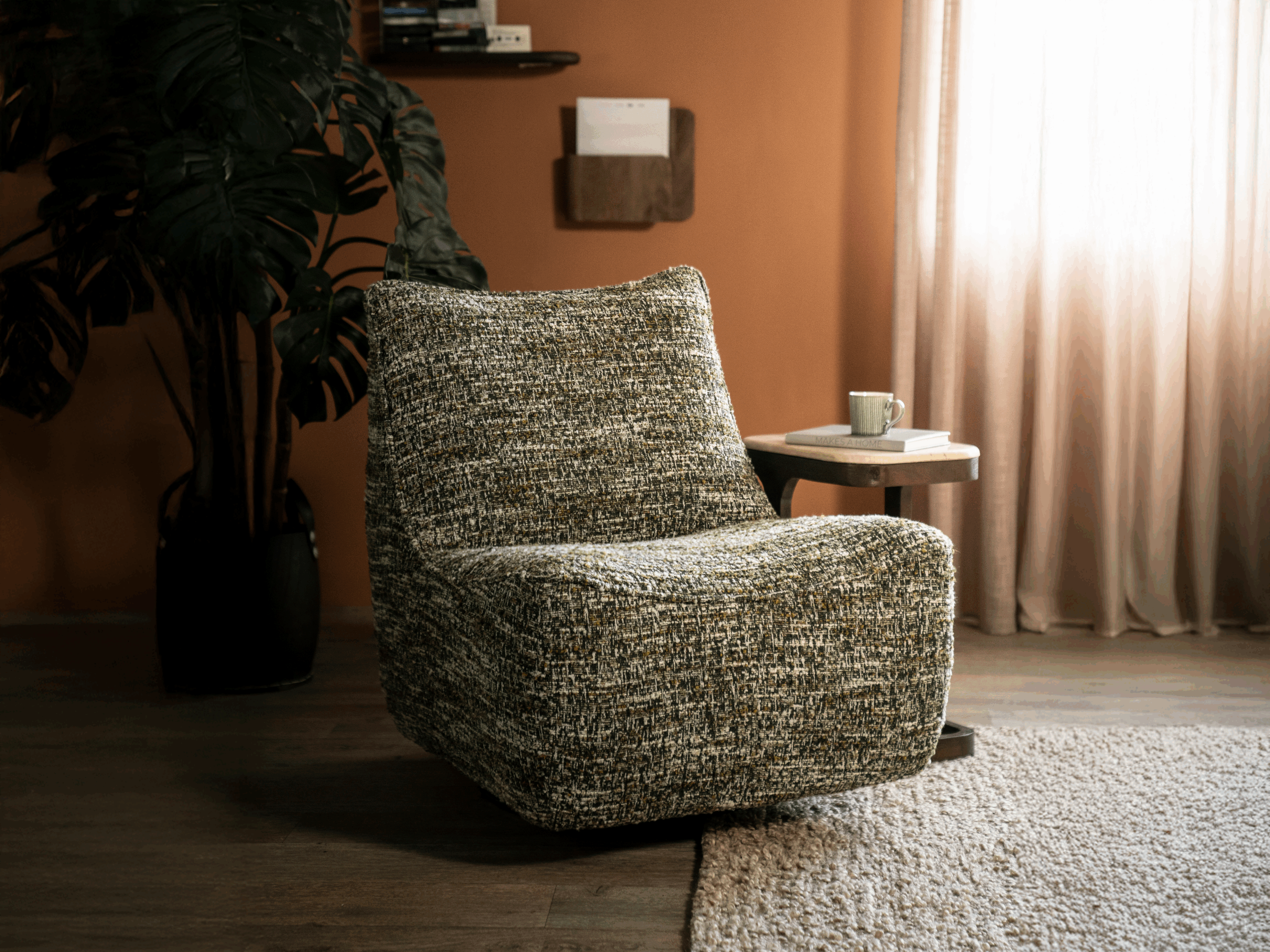 Zachte loungestoel met rijk gevulde zitting en bolle contouren