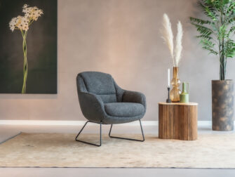 Fauteuil Monaco met antigo leer grey achterkant en sneak graphite voorkant, een stijlvolle en veelzijdige fauteuil.