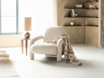 fauteuil met afgeronde vormen en een zachte boucléprint