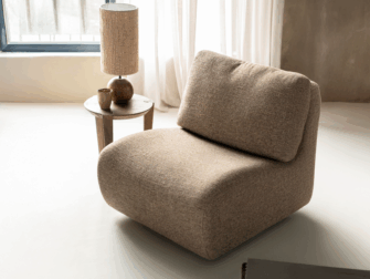 Modern loungestoel met dikke vulling en afgerond silhouet
