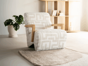 Loungefauteuil met grafisch patroon en gebogen houten armsteunen