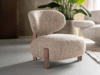 Moderne fauteuil met rondingen en houten frame stof met een rijke textuurprint