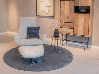 Fauteuil met bijzet-hocker, stijlvol vormgegeven en beschikbaar in diverse materialen