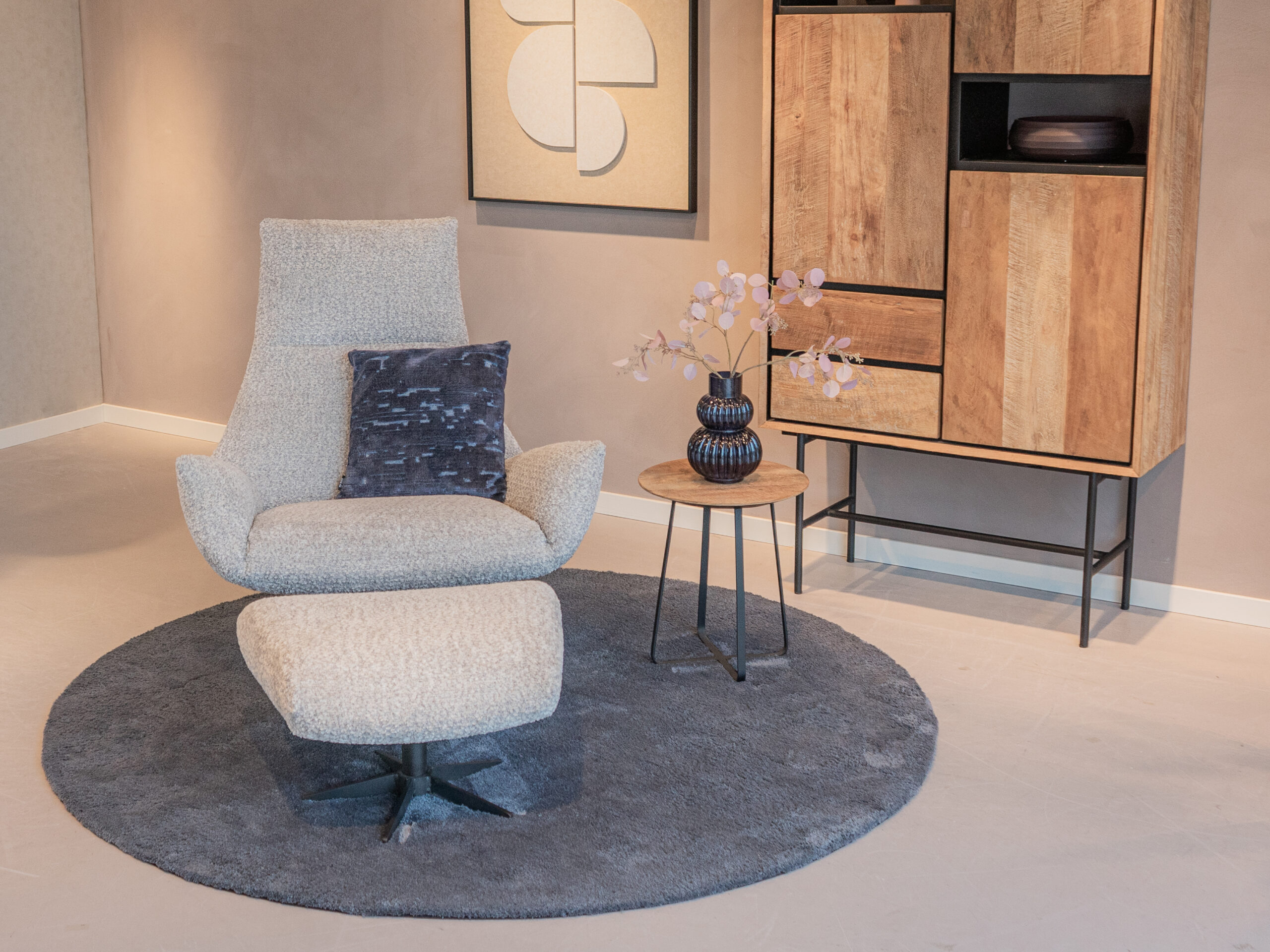 Fauteuil met bijzet-hocker, stijlvol vormgegeven en beschikbaar in diverse materialen