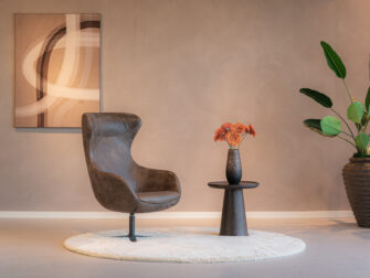 fauteuil met hoge rugleuning voor extra ondersteuning in het leer