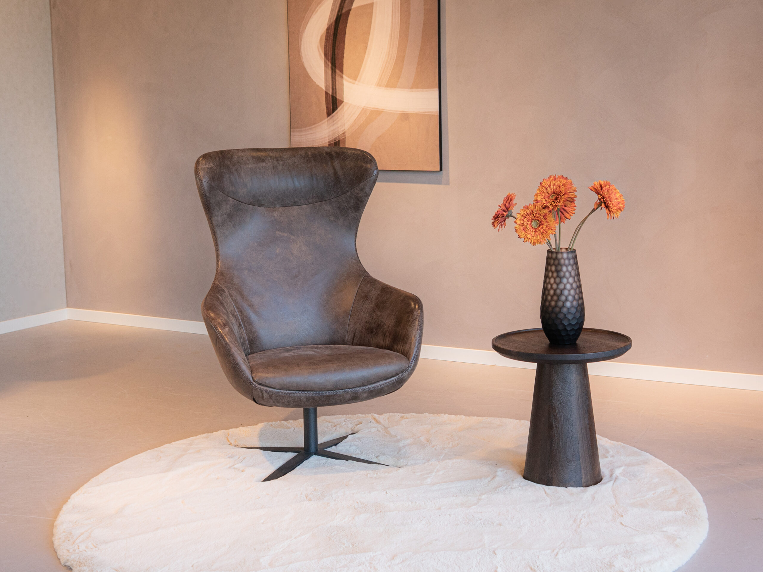 draaibare fauteuil in het leer en stevig onderstel