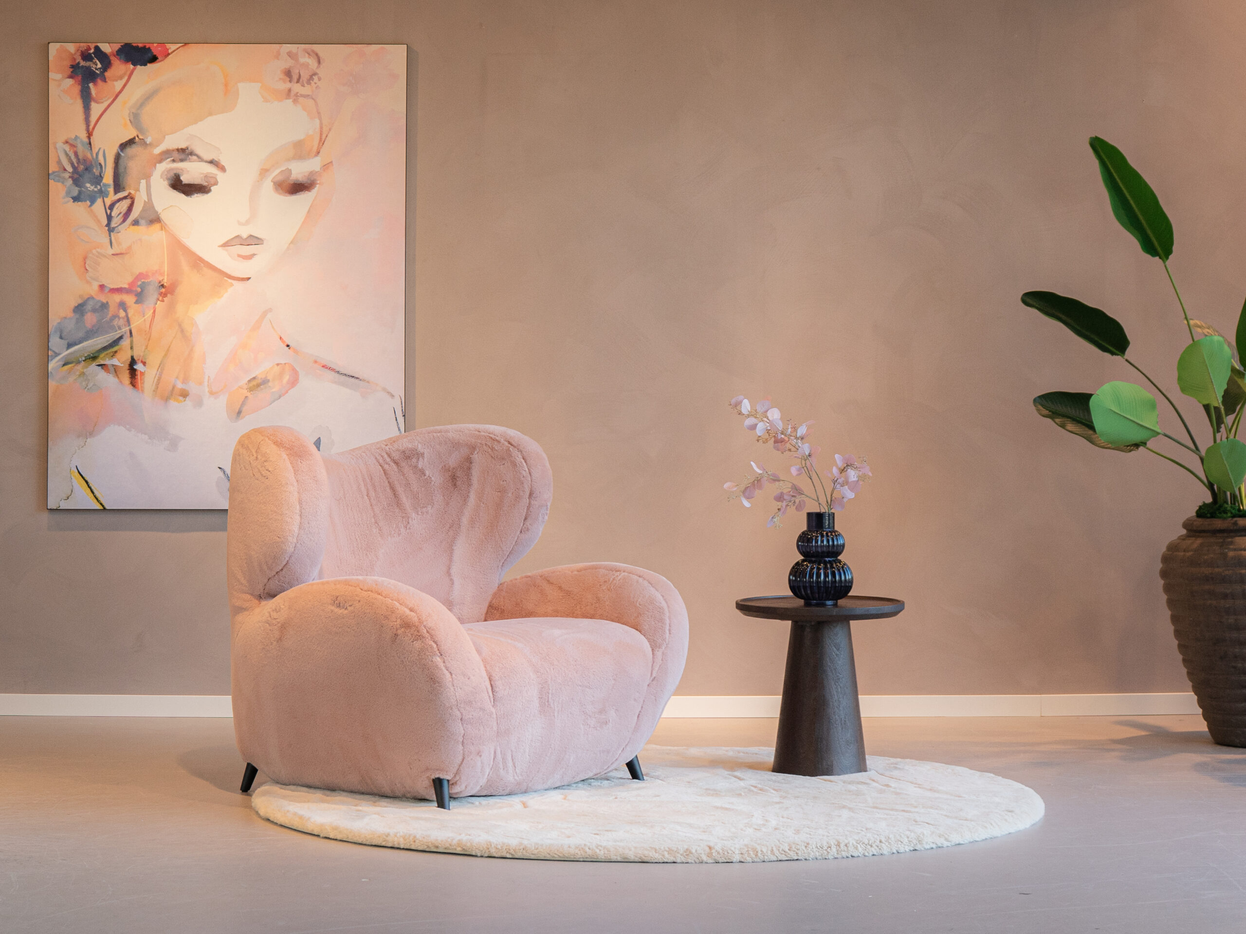 ruime roze loungestoel met diepe zitting en optimaal zitcomfort