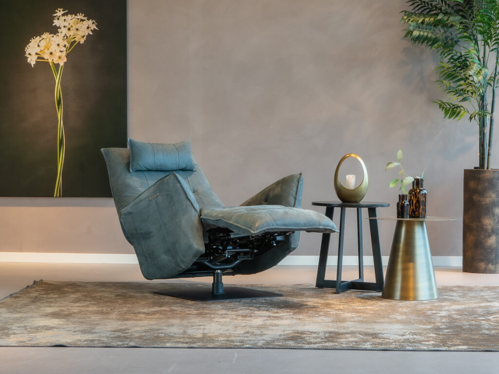 industriële elektrische draaifauteuil in blauw leer