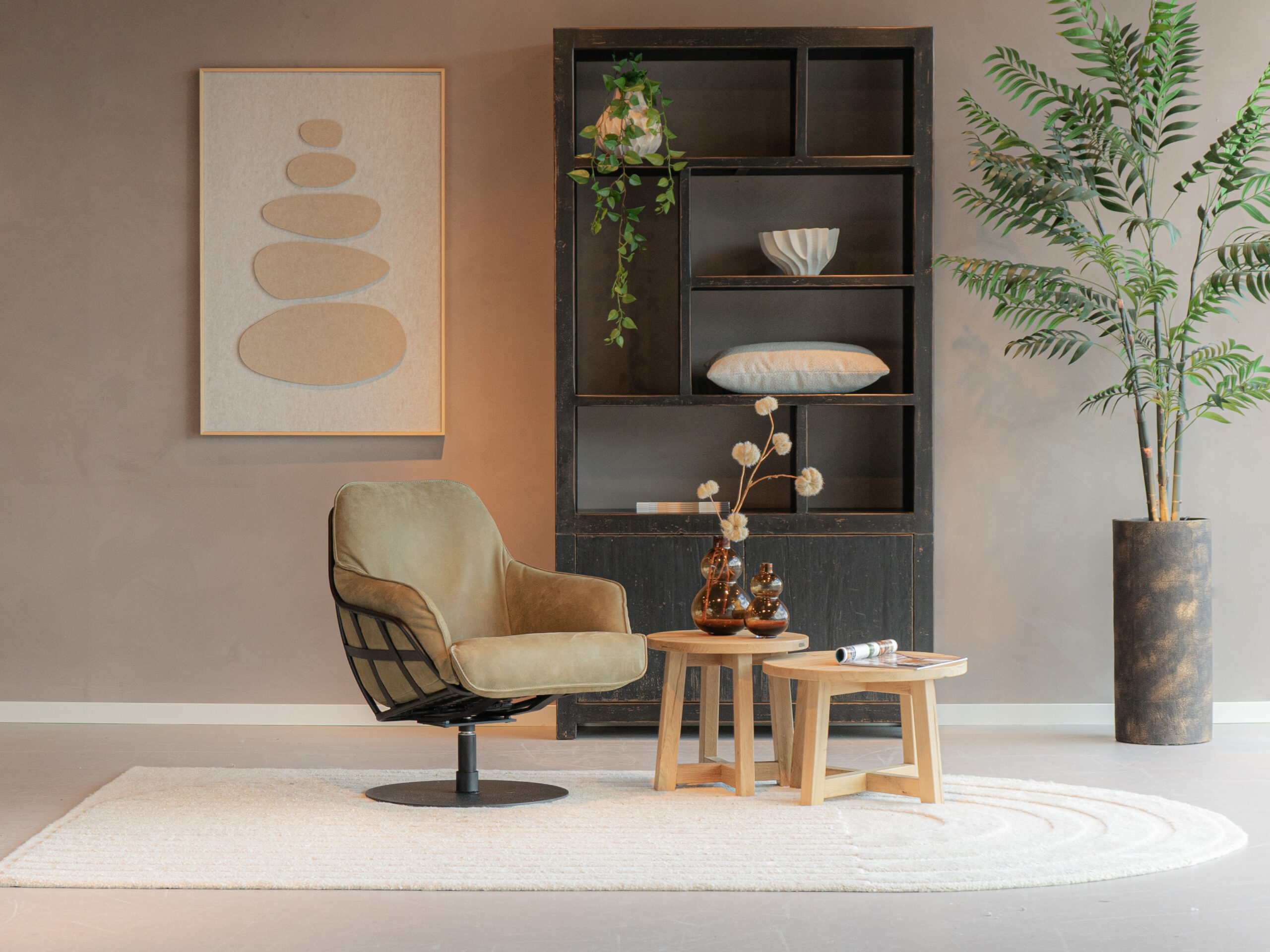 groene leren fauteuil met zwarte draaivoet