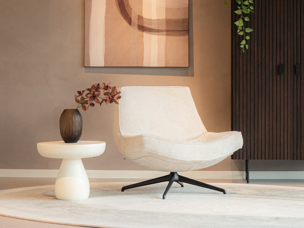 Elegant vormgegeven fauteuil met metalen draaivoet zonder armleuning