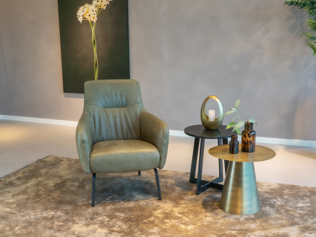 groene fauteuil in leer met zwarte ronde pootjes