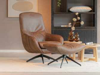 fauteuil met hocker