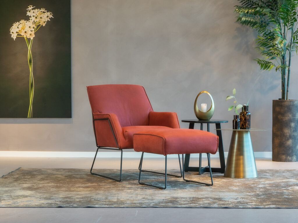 Leren fauteuil met hocker in rode tint
