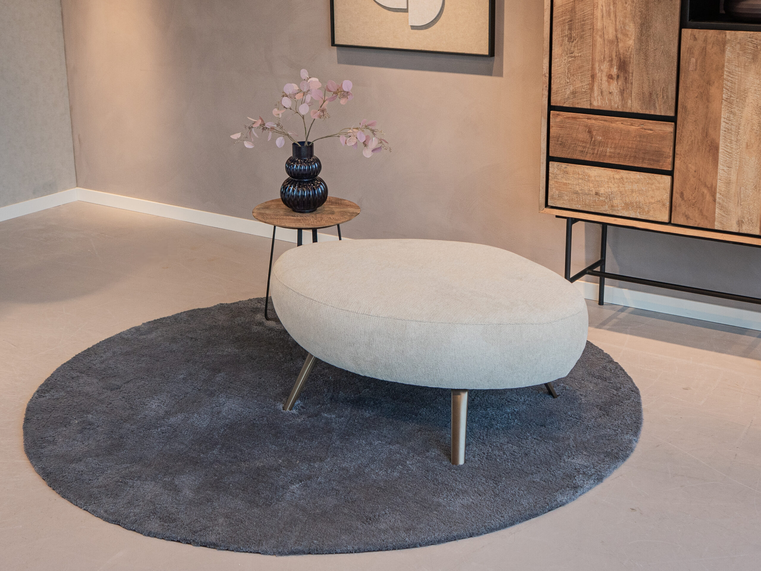 Hocker met afgeronde vormen, verkrijgbaar in diverse stoffen en materialen