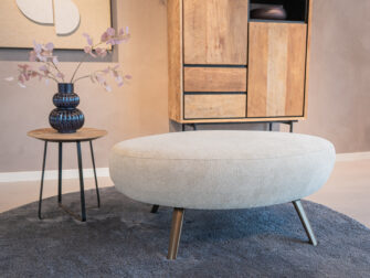 Hocker van bank Betis - mito beige - metaalkleur perle brown Losse hocker in organische vorm, perfect te combineren met een zitbank