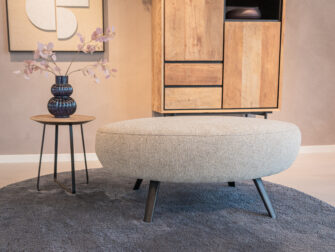 Hocker van bank Betis - sneak sesame - metaalkleur zwart Organisch gevormde poef als verlengstuk van de bank, leverbaar in meerdere bekledingen