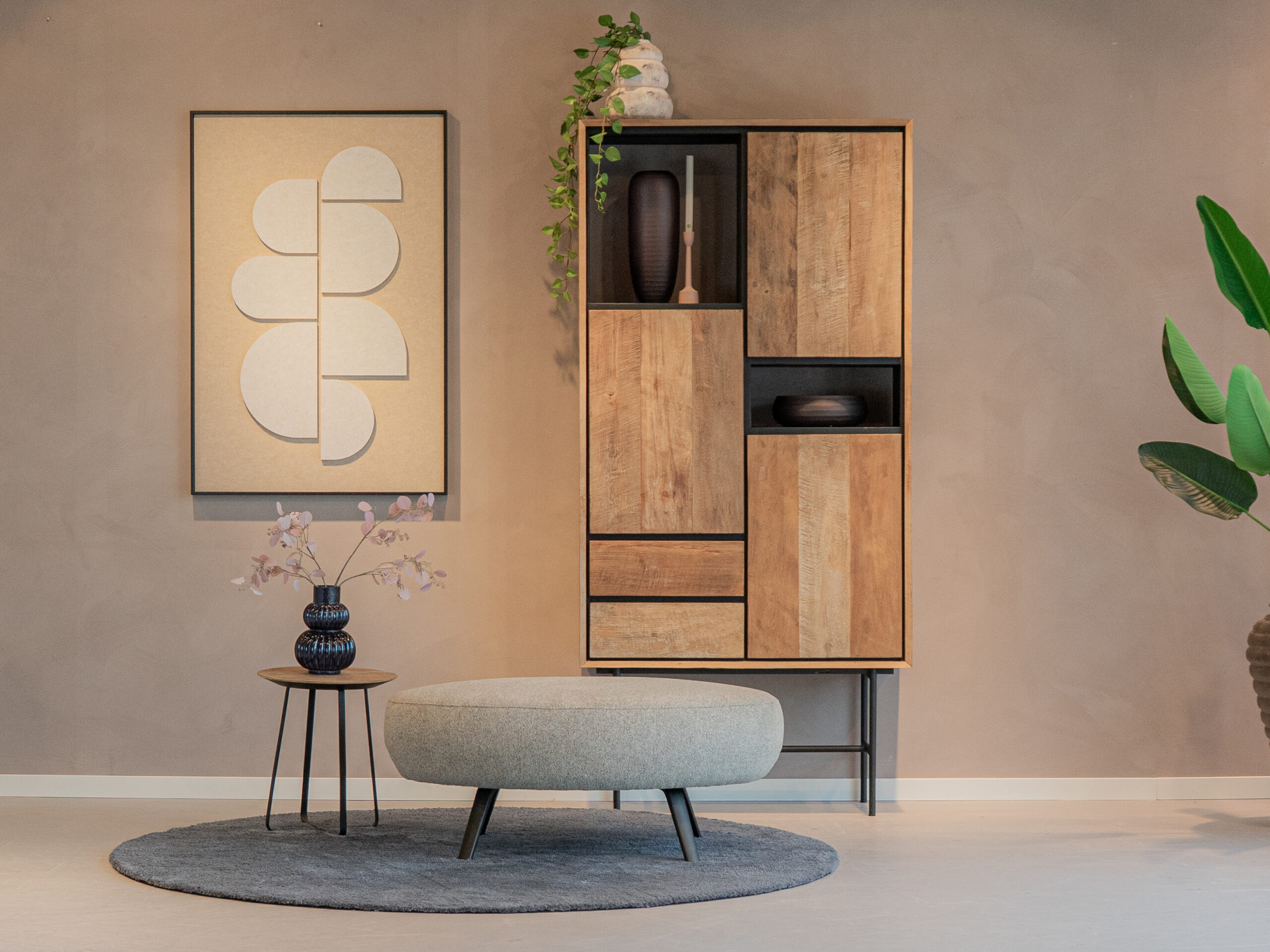 Hocker met ronde vormen en zachte uitstraling