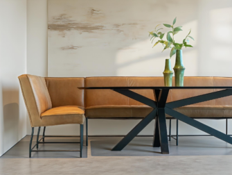 Eetkamerbank in camel kleur met industrieel zwart stalen onderstel