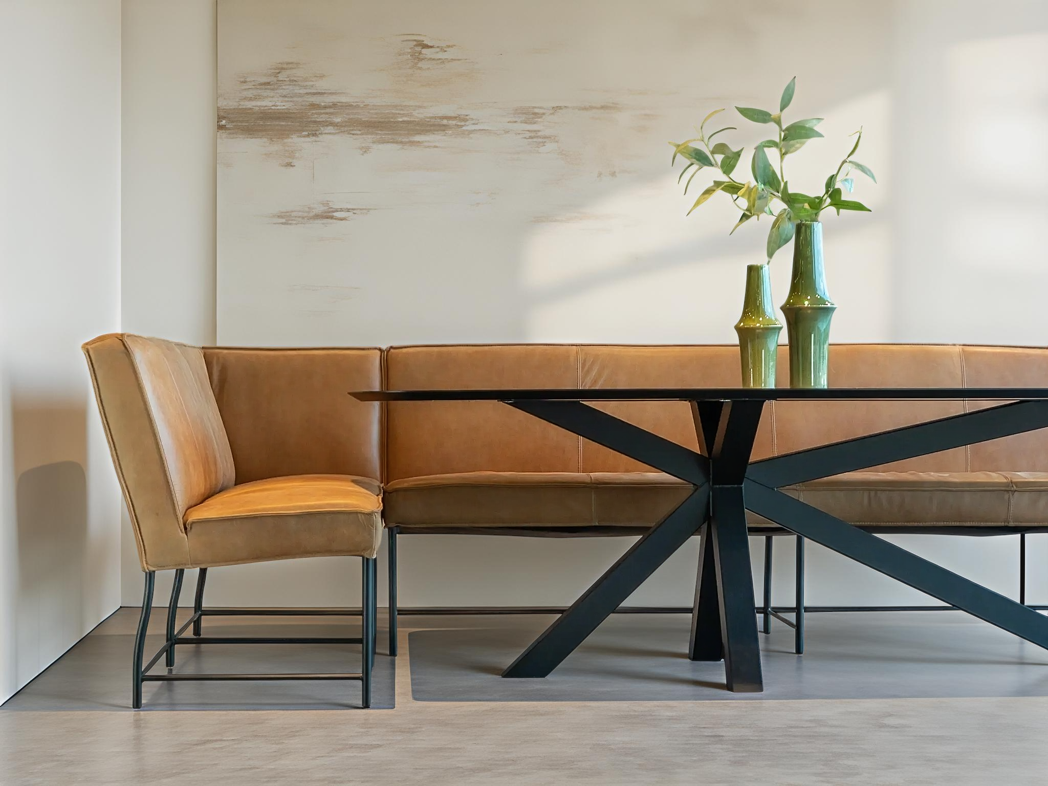 Eetkamerbank in camel kleur met industrieel zwart stalen onderstel