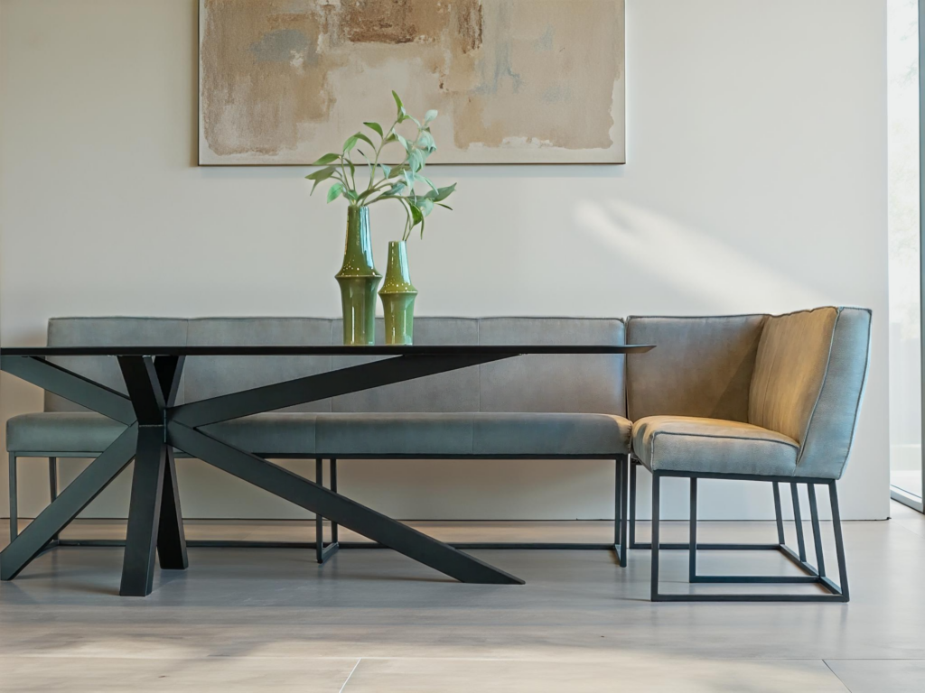 Robuuste eetkamerbank met warme uitstraling en zwart metalen poten