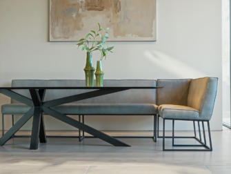 Robuuste eetkamerbank met warme uitstraling en zwart metalen poten