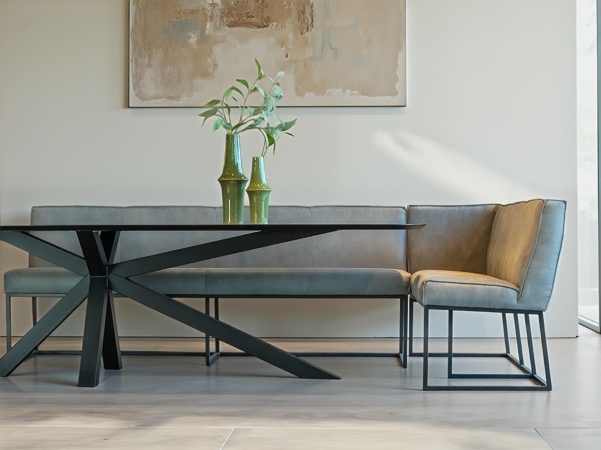 Robuuste eetkamerbank met warme uitstraling en zwart metalen poten