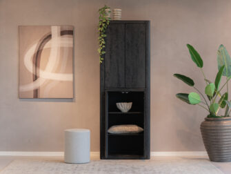 zwart mangohouten kast met metalen accenten en industriële look