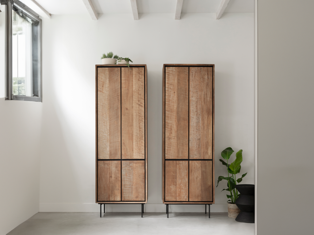 smalle hoge kast van hout