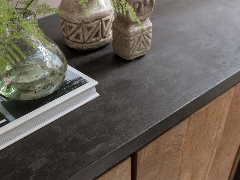 kasten van teakhout gemaakt